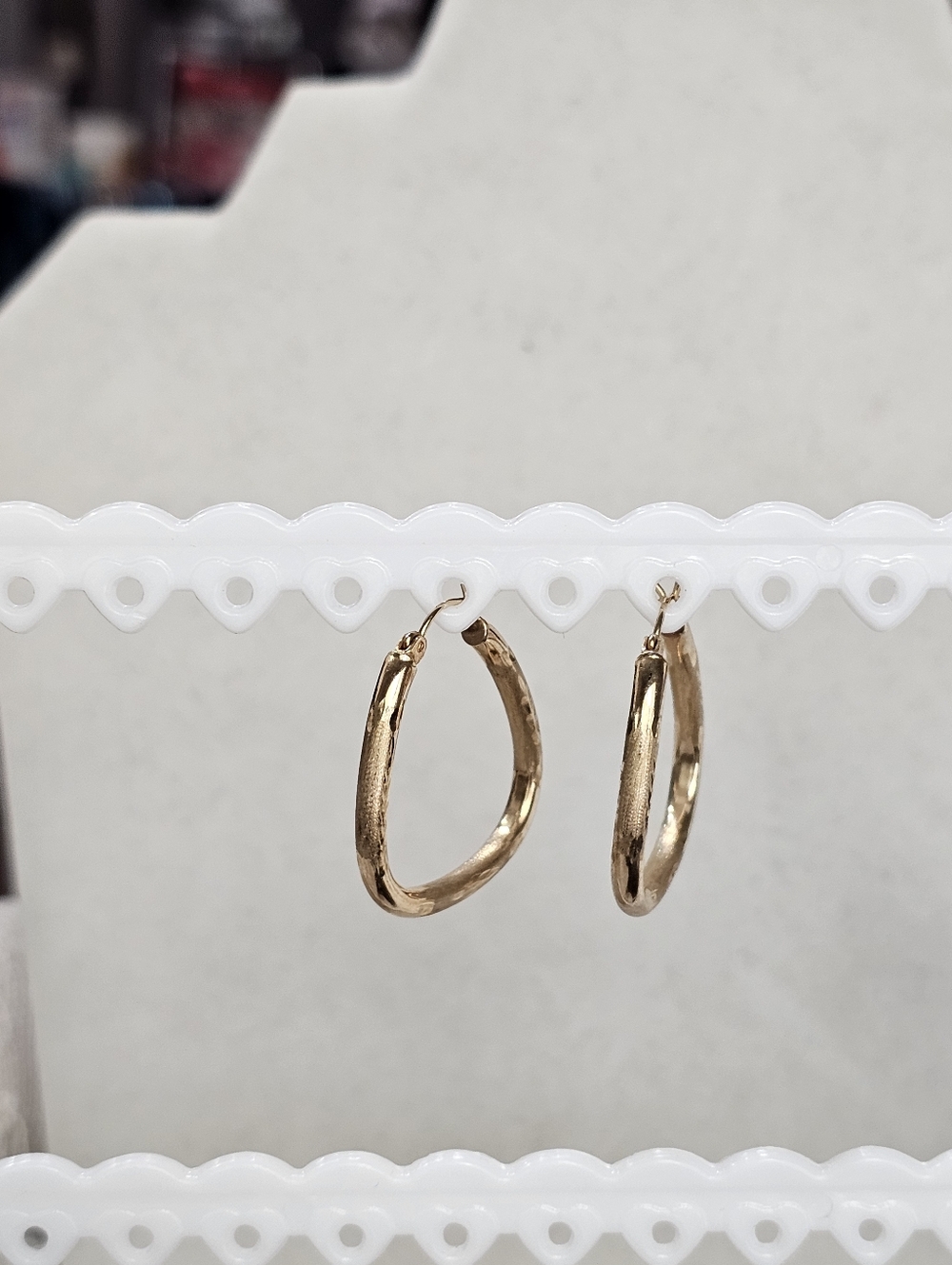 Brushed 10K Gold Earrings Diamond-Cut Design - Picture 5 of 11